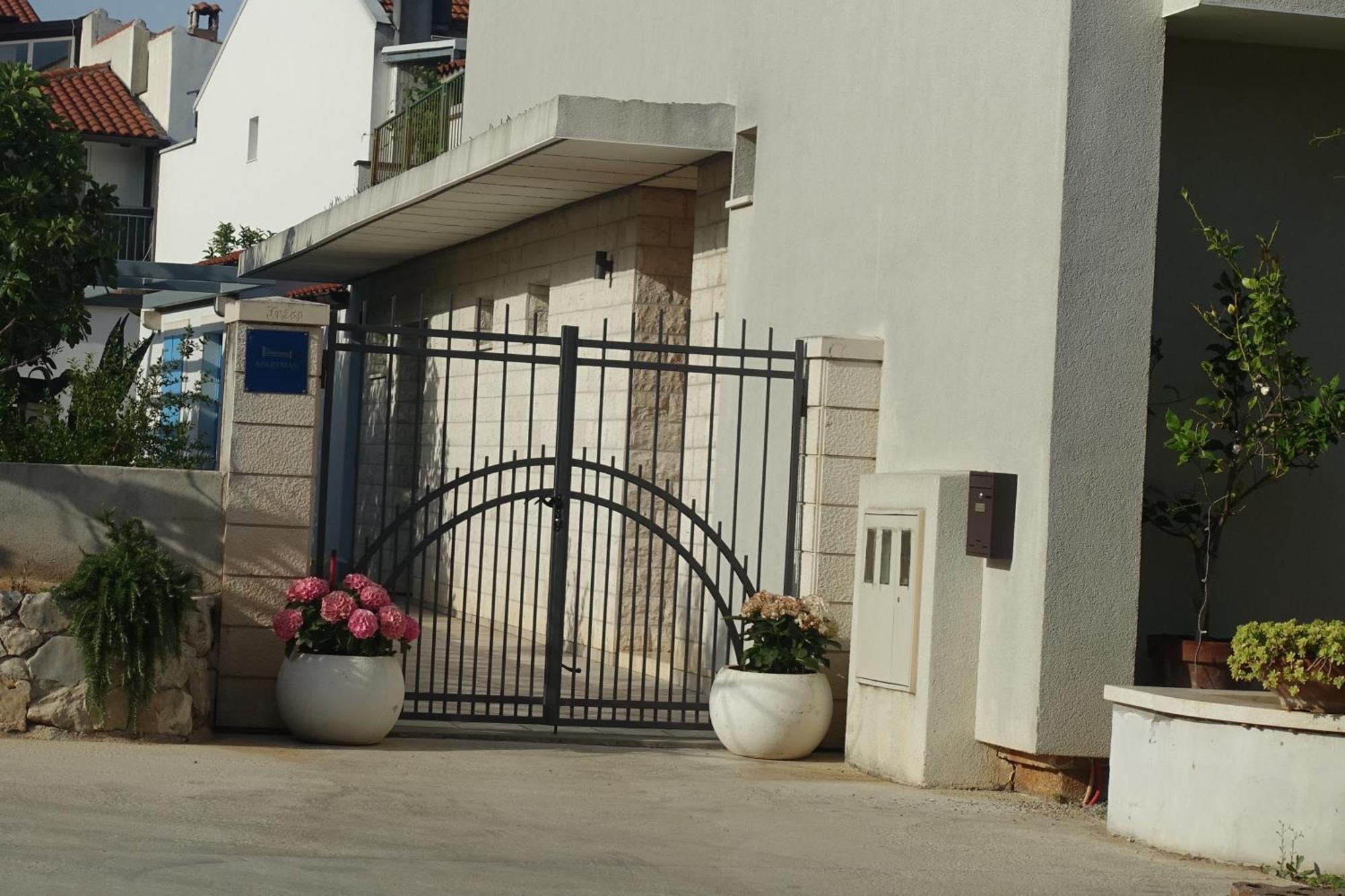 Apartment Tonka Vodice Exteriör bild